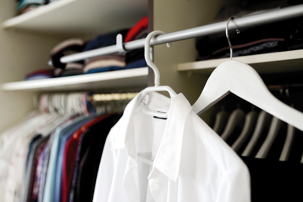 Wardrobe clothes hanging rail